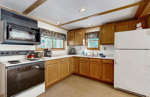 Quaint Lake Escape - Photo 14