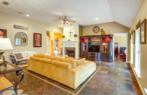 DFW Fun Awaits Family Home in Crowley! - Foto 7