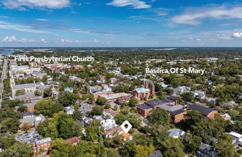 Historic 1897 Bill Murray House, DT Charm, Game Room and Parking - Foto 10