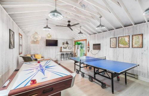 The Sleepy Tiki - game room, tiki lounge, firepit - Foto 10