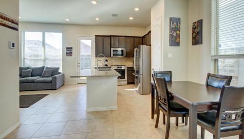 Meticulously-maintained 3-BR Townhouse w/ Backyard ~ Double-Story! - Foto 2