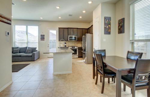 Meticulously-maintained 3-BR Townhouse w/ Backyard ~ Double-Story! - Foto 2