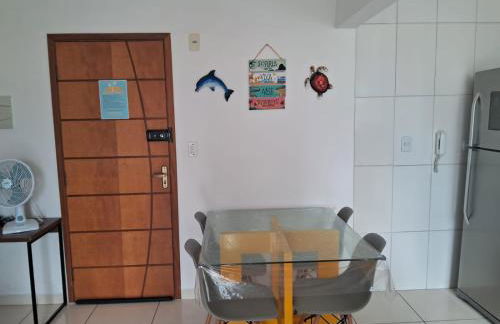 Apto aconchegante beira mar com ar no quarto - Foto 13