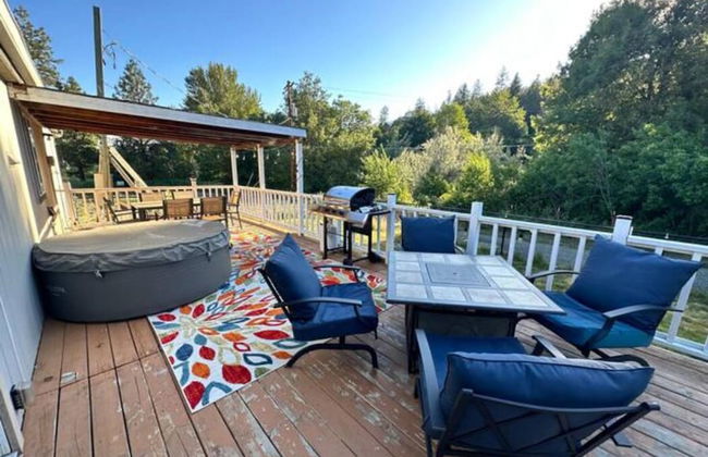 Enchanting Getaway: Farmhouse and Tiny House Duo - Foto 1