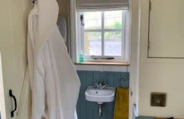 Romantic Shepherds hut with stunning sunsets - Photo 20