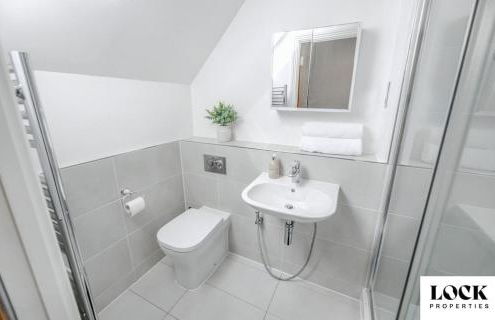 Family & Contractor Friendly 3 bed house Sleeps 8 in Maidenhead - Foto 8