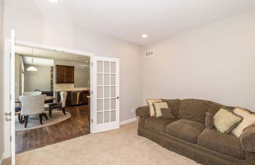 Lakefront view 5 bedroom home with basement - Foto 13