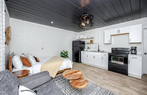 Mins to Beach - Studio Home- Walk to Downtown - Free Parking - Foto 1