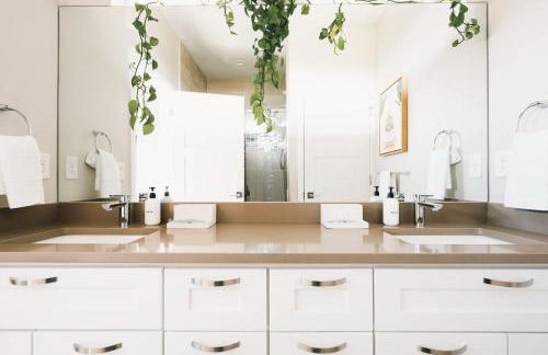 Modern Comfort w Mountain Views - Pet-Friendly - Foto 24