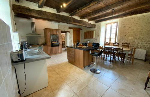 French Farmhouse Retreat with pool & superb views. - Foto 2