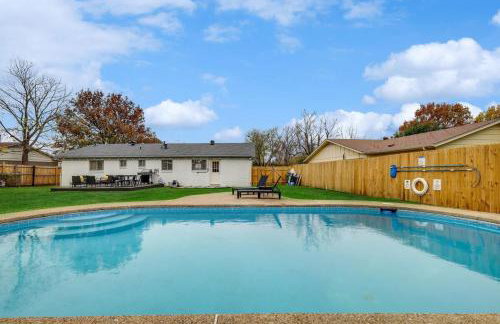 Upscale 3BR 2B Cozy Home with Pool & Grill - Foto 35
