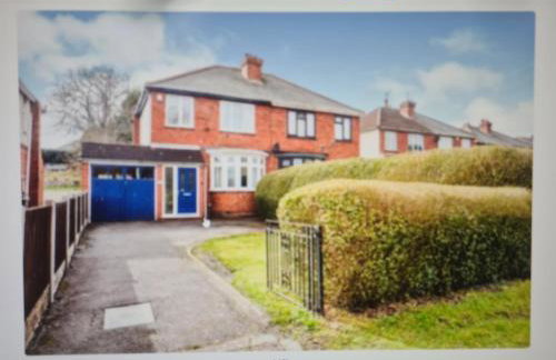 L & J ESCAPES- 4 BEDROOMs SUITABLE FOR CONTRACTORS AND FAMILIES- LARGE PRIVATE PARKING-10 MINUTES TO M6 JUNCTION 9 - Foto 2