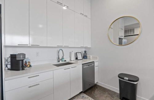 Chic Downtown Condo Steps from UIowa & Nightlife - Foto 12