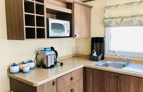 Family Seaside Retreat Private Stay at 5-Star Rockley Holiday Park Poole - Photo 22