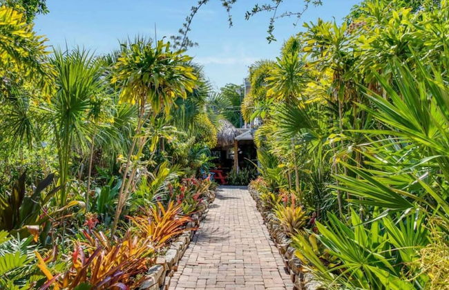 The Secret Garden - The Cottage Near Beach, Shops, Restaurants, Pet Friendly, Close to Lucerne Ave! - Foto 42