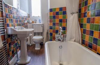 Beautiful, traditional 2 bed flat w free parking - Pass the Keys - Photo 46