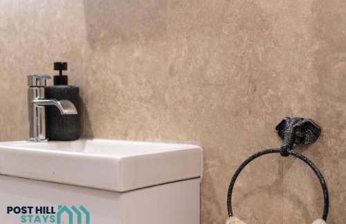 Large 4BR - Ideal Long Stays - Parking - Fast WiFi - Foto 23