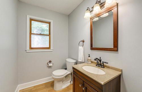 Creek View and Hot Tub Woodsy Maggie Valley Cottage - Foto 15