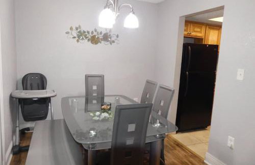 Beautiful 2-Bedroom Condo Near Universal and other Orlando Attractions, King Bed & Wi-Fi - Foto 8
