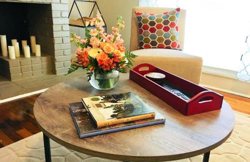 KING BED Family Friendly Cottage - Walk to Zoo & Waterpark - Near Downtown & Midtown - Foto 3