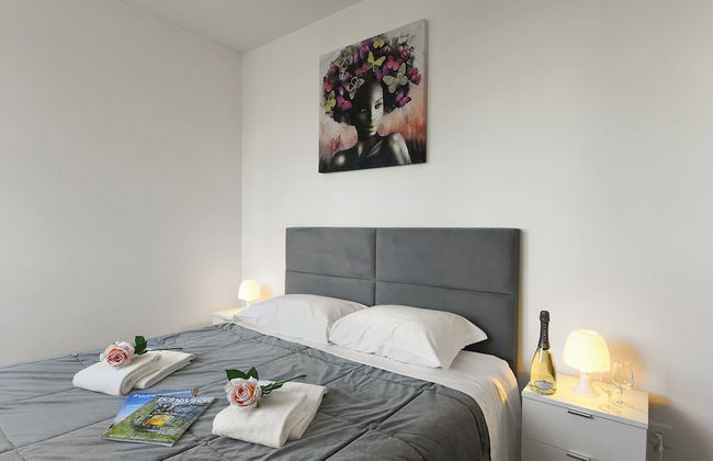 Santi Apartment Few Min From Lake - Photo 3