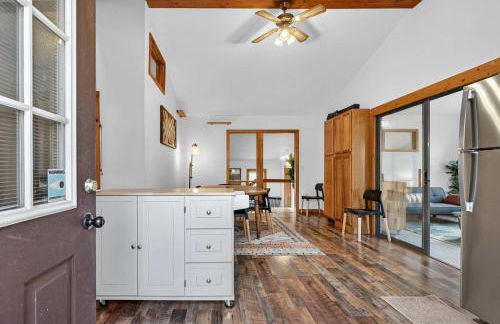 River Access Cabin with Hot Tub, Fire Pit, & WiFi! - Foto 25