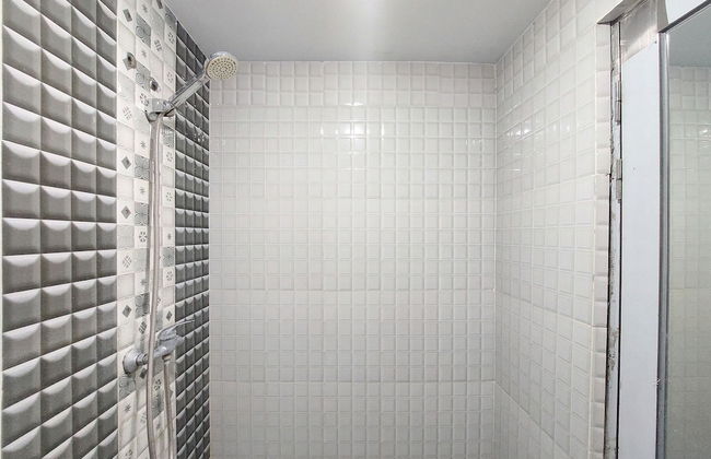 Homey And Warm Studio Apartment At Mansyur Residence - Foto 9