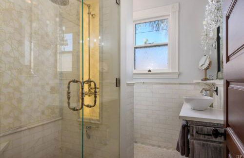 Upscale Downtown Home Walk to Beach shops Bars 2 - Photo 9