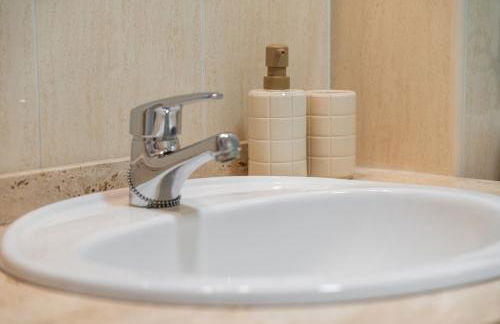 Frontline Beach Apt with Terrace - Foto 56