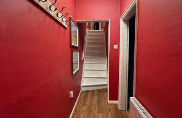 Stylish 3 Bed House, Free Parking, Near M53, Fast WiFi, Garden - Photo 45