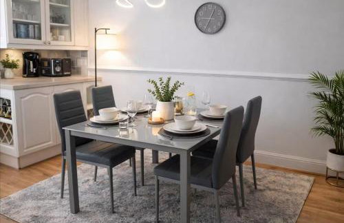 3BR House Near Liverpool & Chester-Parking-Sleeps7 - Foto 2