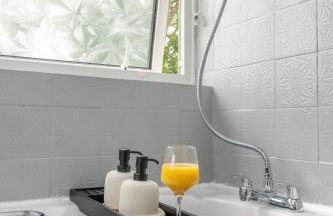 Beautiful Orpington Home w Pool Table and Driveway - Photo 12