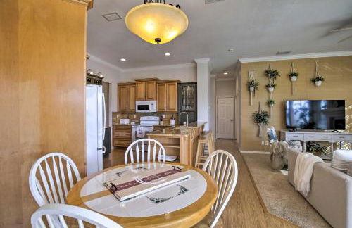 Bright and Sunny Riverview Oasis with Pool and Pond - Foto 6