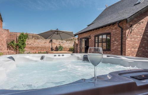 Chapel Cottage at Pond Hall Farm, Stunnning Property with Private Hot Tub, Hadleigh - Foto 48