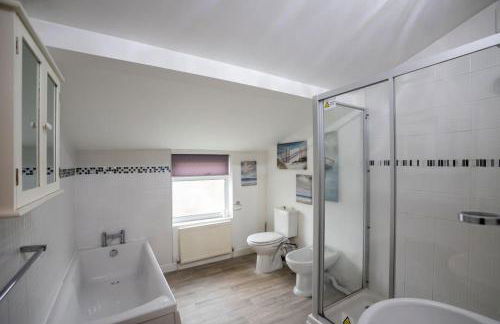 Gloucester City - Birchmore House - 2 Bedroom End Terrace Property Near To City Centre & Hospital With On-Street Parking - Sleeps 5 - Great For Hospital Workers & Contractors - Hosted by RENTMYHOUSE - Foto 4