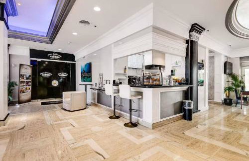 Spacious Beach Retreat | Oceanfront Pool & Tiki - Foto 53