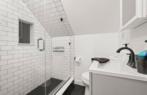 NYC Access 4BR Duplex Sleeps 10, Free Parking - Foto 57