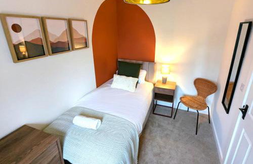 CHERRYTREES 5 Bed House, Sleeps 10, 3 Bathrooms, Parking, Ideal for Groups and Work Stays - Foto 28