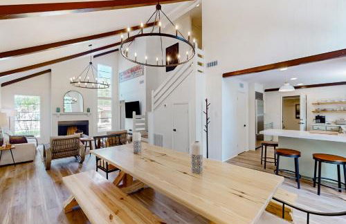 6 Mi to Lake Brookeland Home with Treehouse Vibes - Photo 9