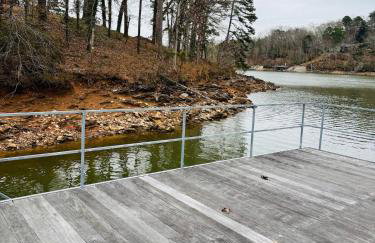 Lake Lanier 3BR Cozy Retreat with Screened Porch, Deck and Dock - Foto 12