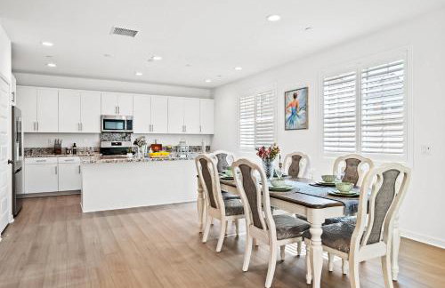 Spacious 5BR Getaway w Game Room & Modern Comfort - Photo 65