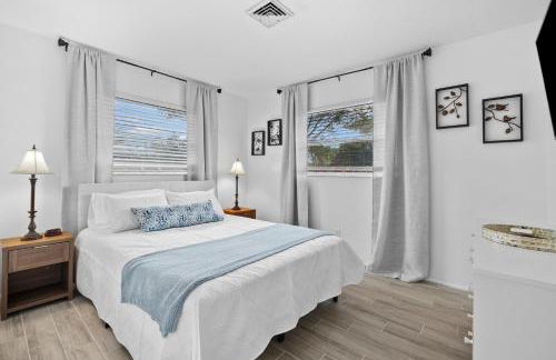 Venice Lakefront Pool Home - Photo 4