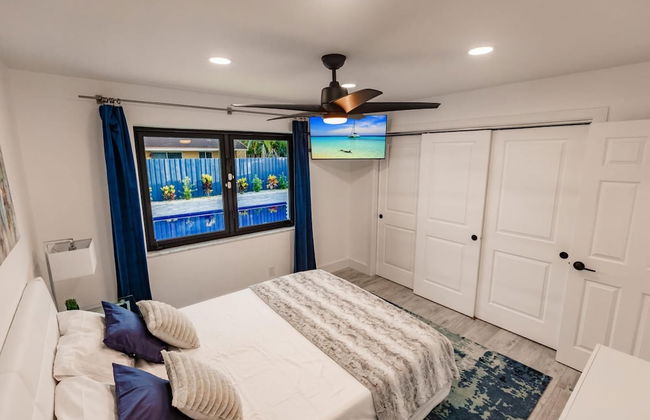 Modern Spacious Home With Pool Jacuzzi - Photo 27