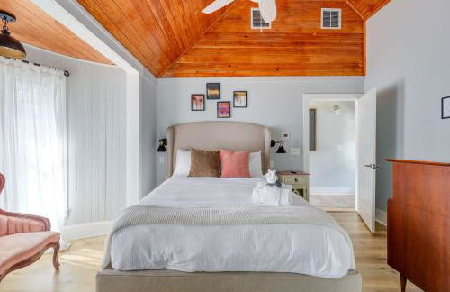 Urban Loft - City Center Walk to Everything - Photo 5