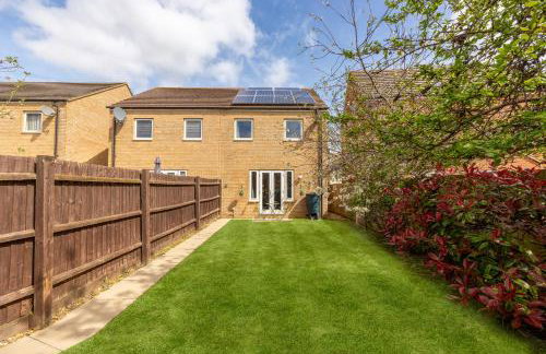 Stylish 3 Bedroom House - Excellent Location - Free Parking, Garden, Fast Wifi, Work Space and Self-Check-In by Yoko Property - Foto 29