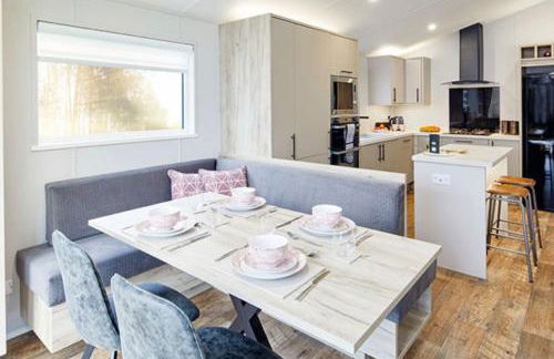 Bay Tree Lodge: Lakeside lodge w/hot tub & cinema surround sound - Foto 16