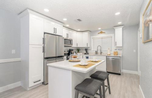 Elegant Retreat Near Downtown and Beach - Photo 9