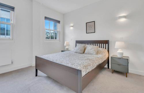 Modern Cosy 2 bed apartment, Smart TV & NETFLIX with private balcony and city view - Foto 7