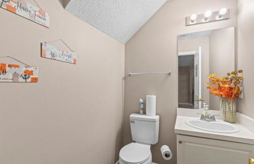 Spectacular Quiet Townhome with Modern Comfort - Foto 6