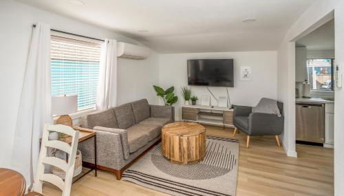 Cozy 2 Bedroom Home, Private Backyard with Hot Tub - Foto 1